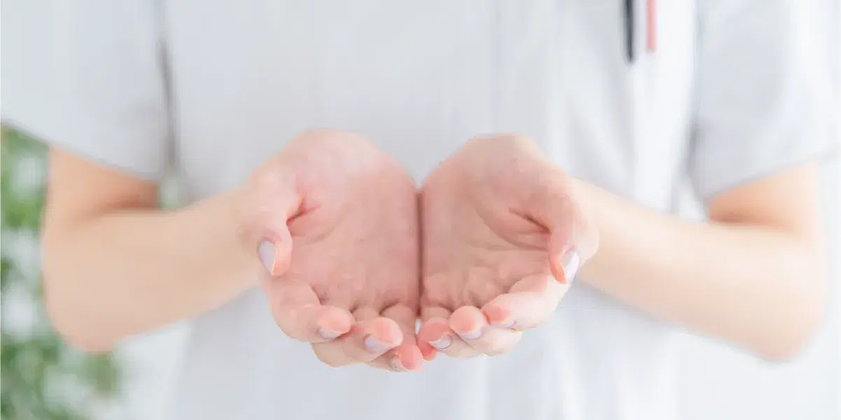 手のひらを差し出している様子の看護職員