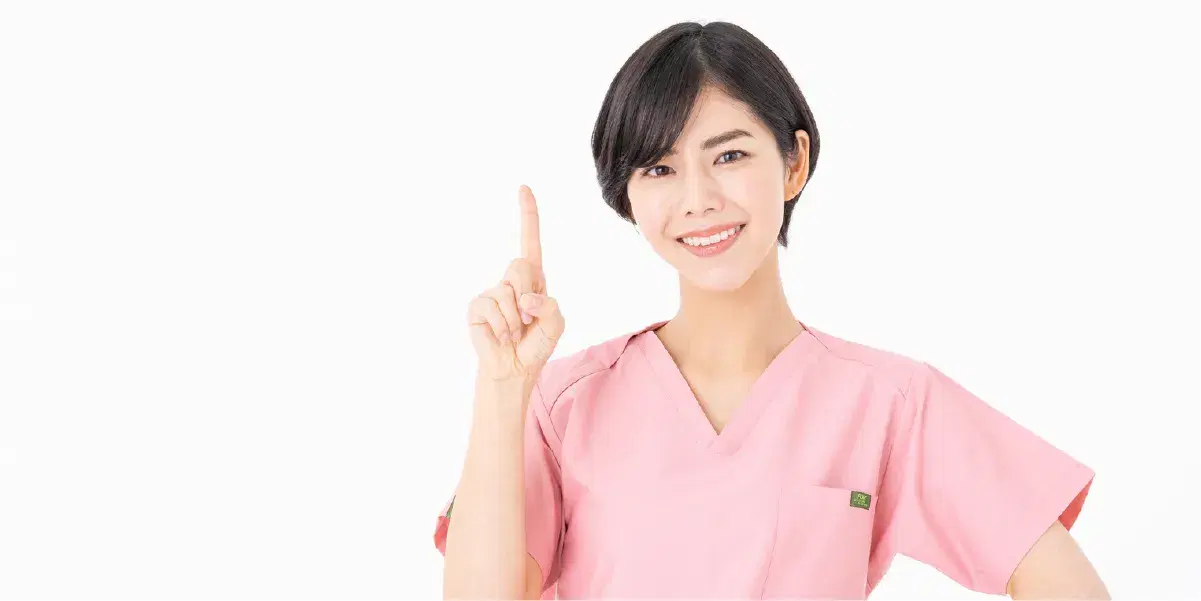 人差し指を立て腰に手を置く職員女性