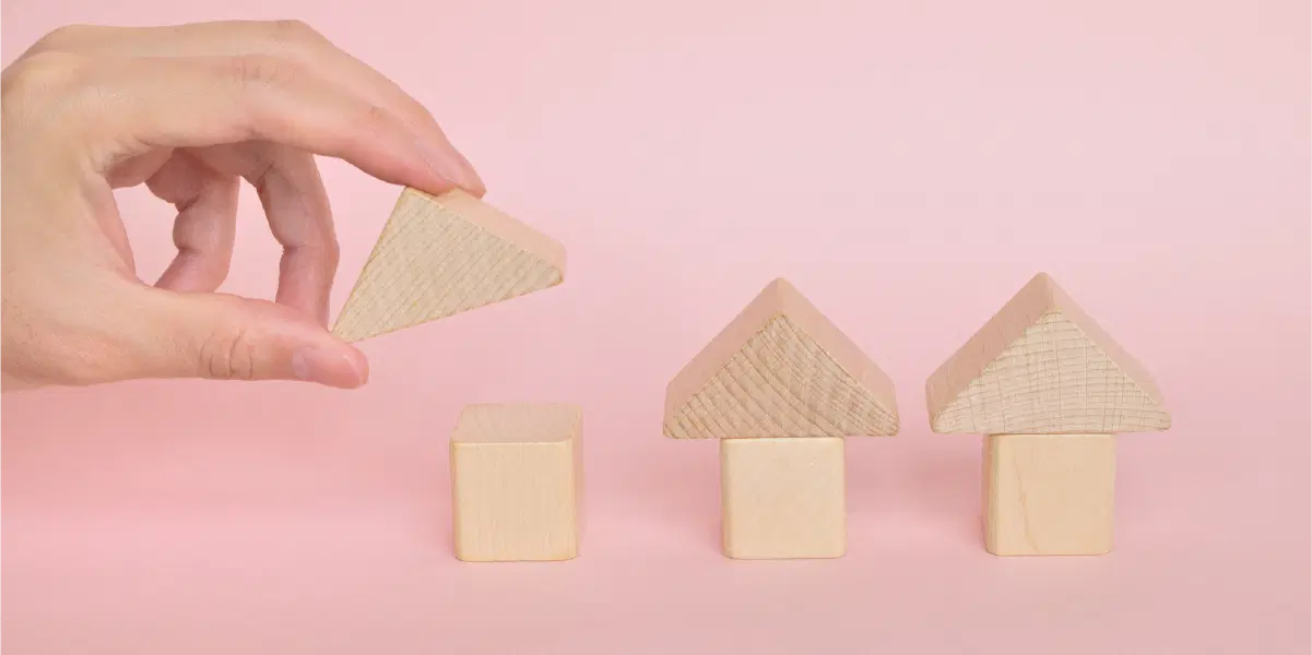 ピンクの背景と積み木