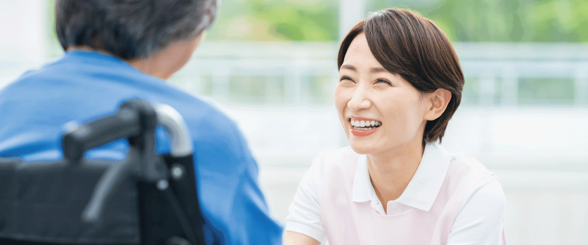 笑顔で話す職員女性