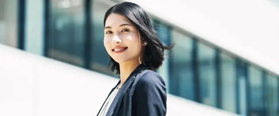 頼れる印象の爽やかな女性スタッフ