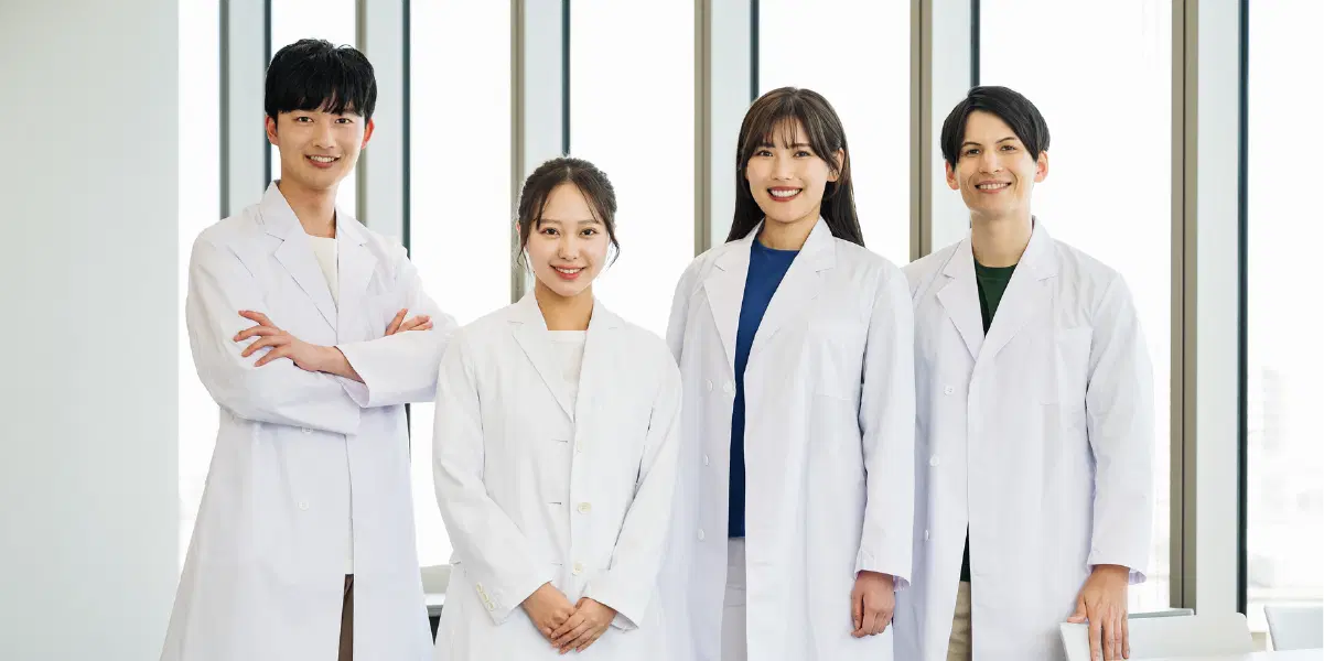 頼りがいのある表情の若い医師たち