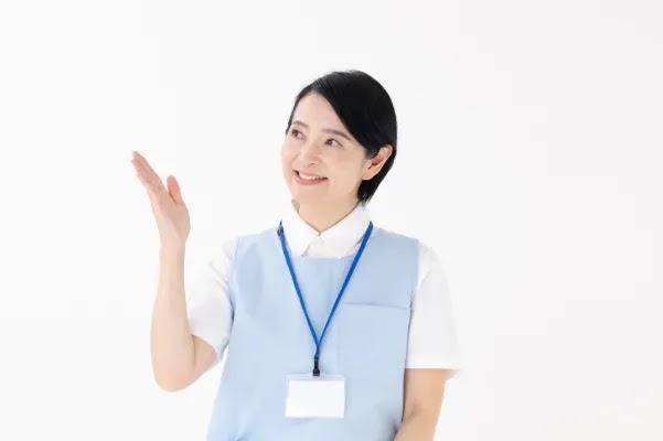 おすすめを紹介する妙齢の女性職員