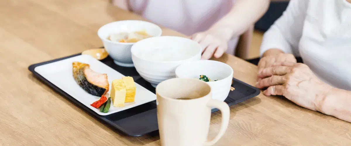 高齢者に食事を提供する職員