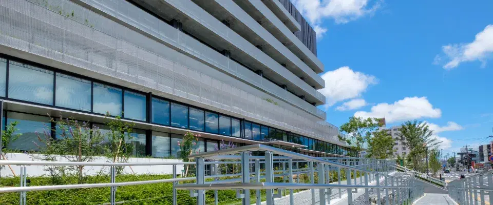 植物のある開放的な建物
