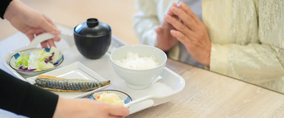 高齢のかたに食事を提供する様子