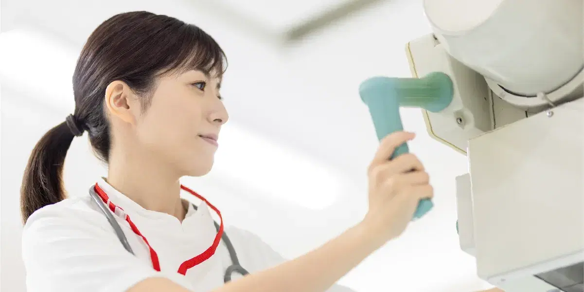 レントゲン撮影機を操作する女性の技師