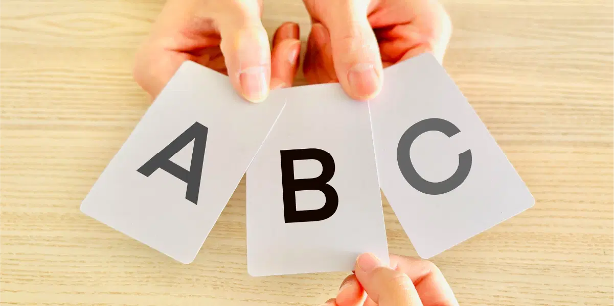 ABCと書かれた白い紙が三枚ある