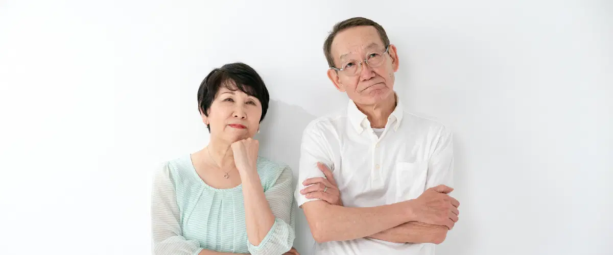 真剣に悩みこんでる高齢の男女