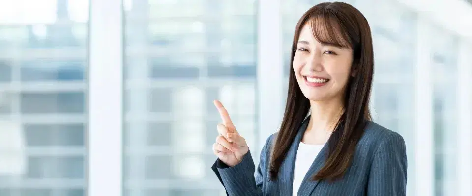 おすすめを紹介するさわやかな女性の笑顔