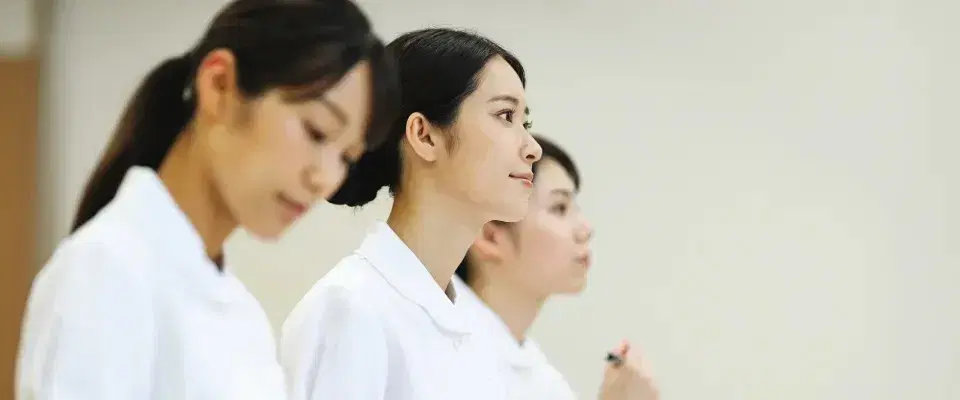学びの場に参加する白衣姿の女性スタッフたち