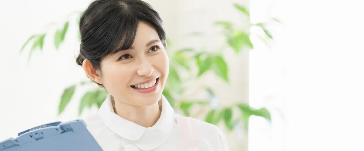 笑顔の女性職員