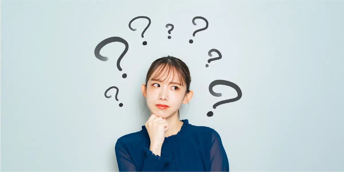 顎に手を当て悩んでいる女性の後ろに疑問符が浮かんでいる