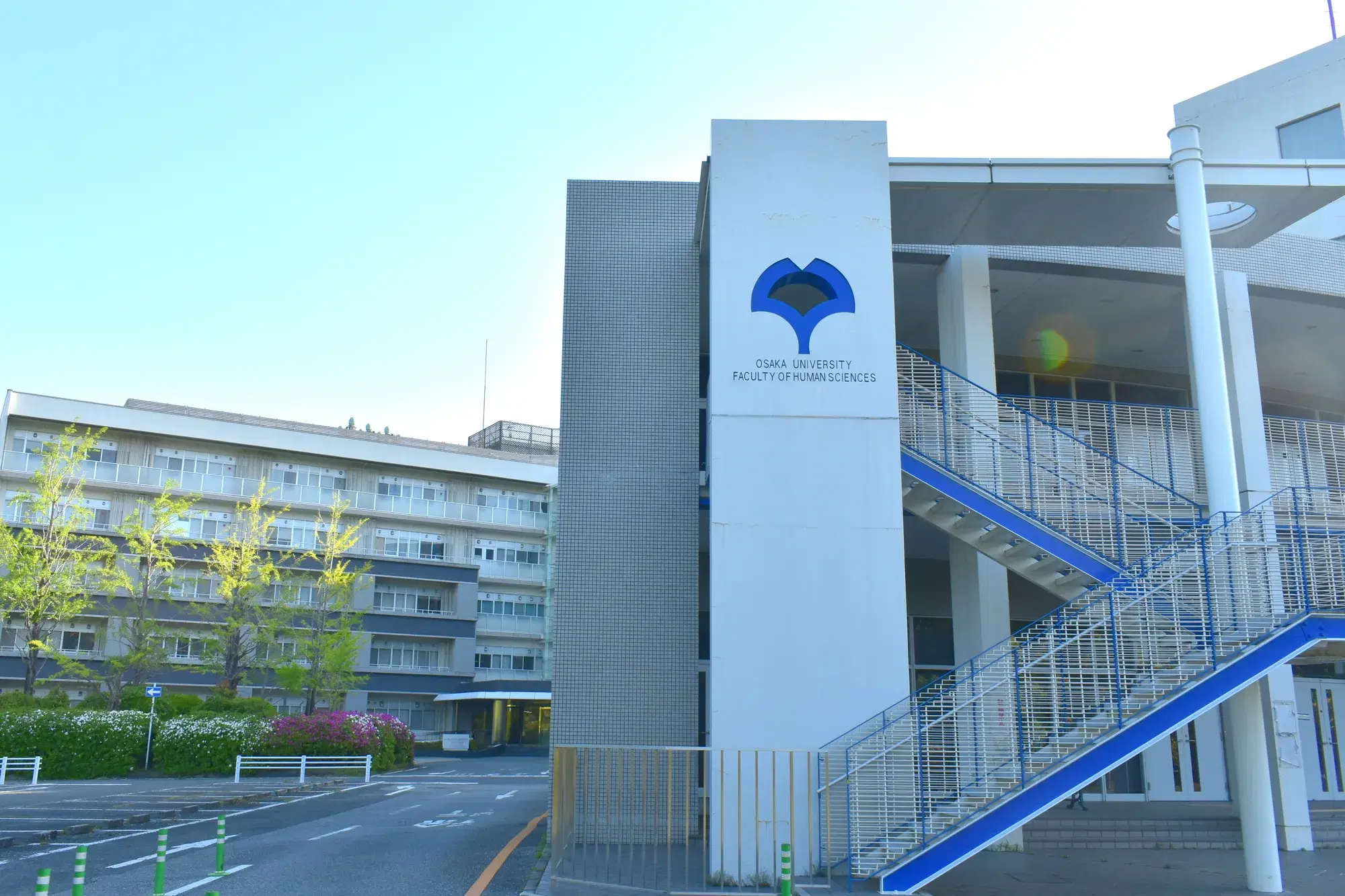 青い葉っぱがトレードマークの建物に階段が付いている