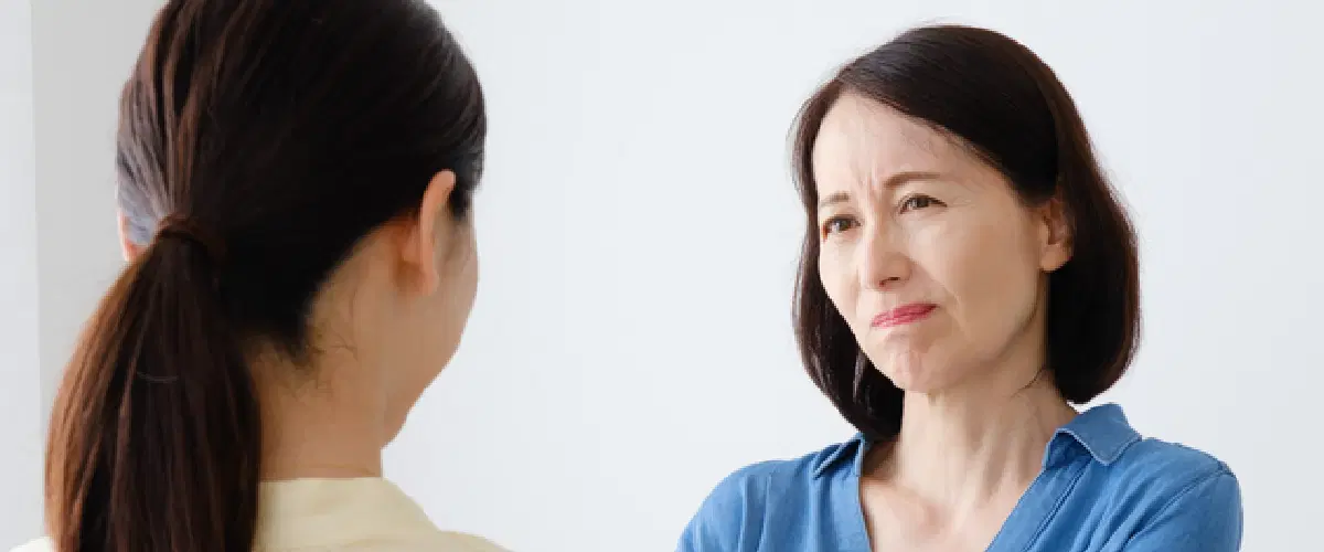 苦い表情をしている女性