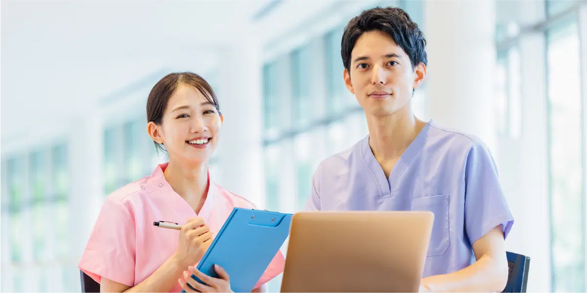 笑顔で作業する医療従事者の男女たち