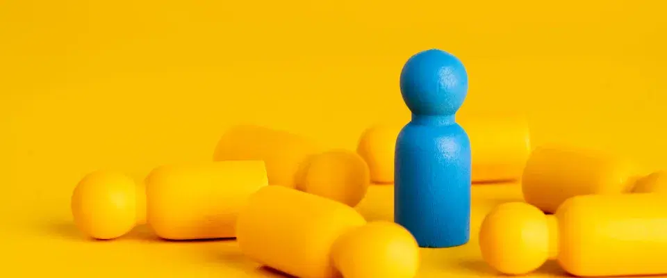 多数の倒れている黄色の人形と立っている青色の人形