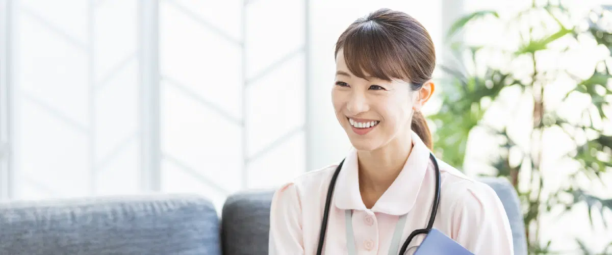 笑顔を向ける職員の女性