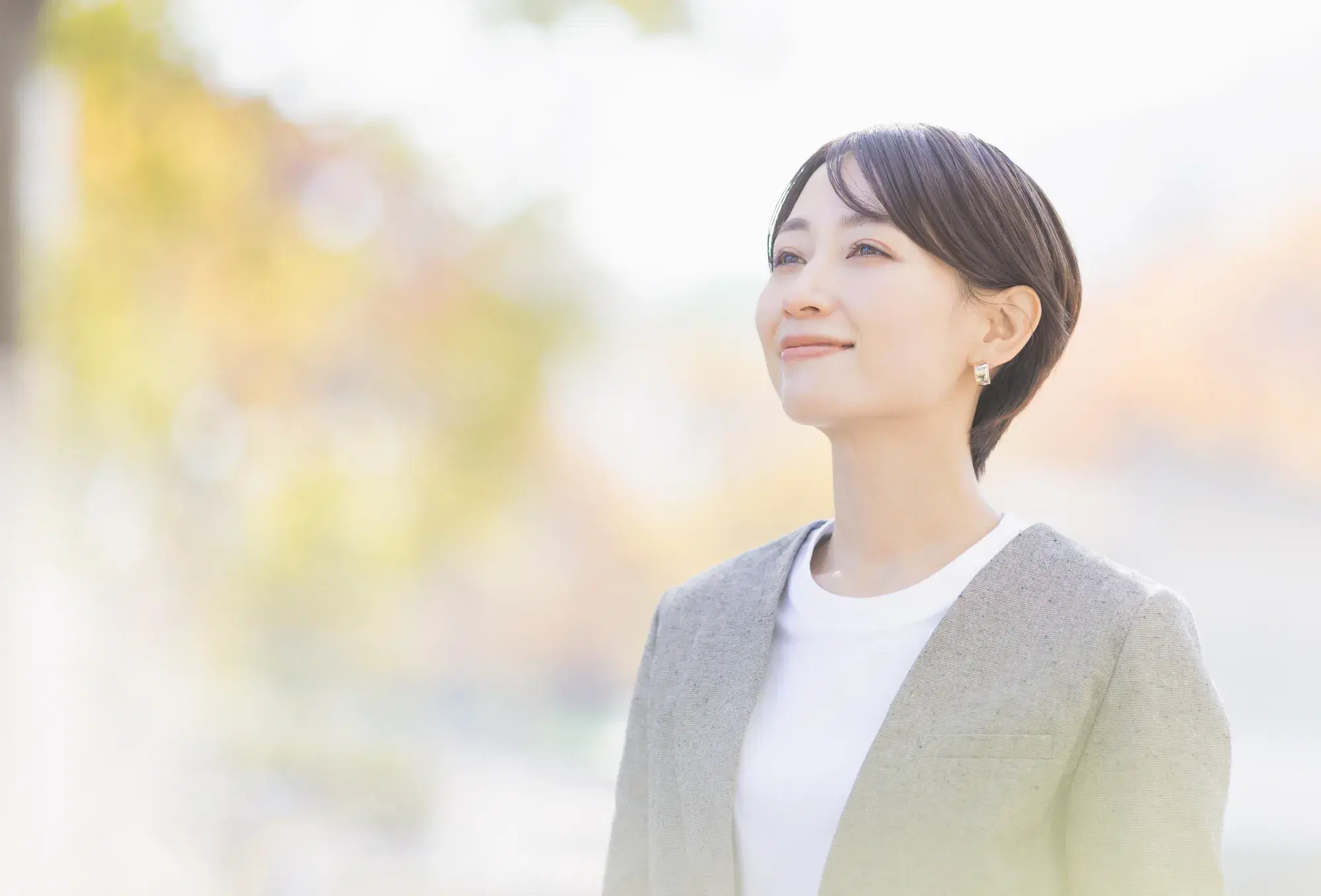 灰色の服を着た女性に焦点