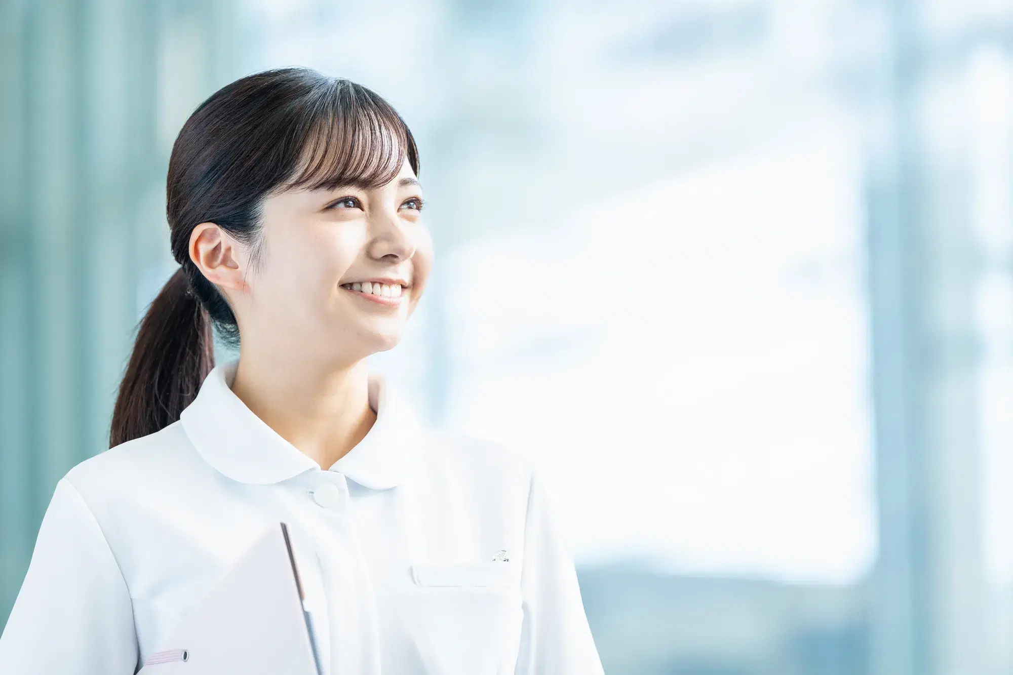 白衣を着た女性が笑っている