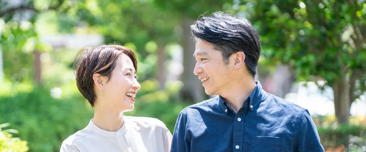 笑顔で見つめ合う男女