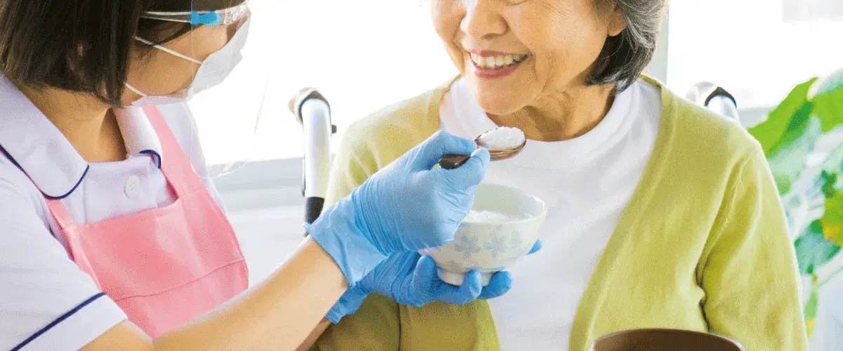 食事の介助を行う職員女性