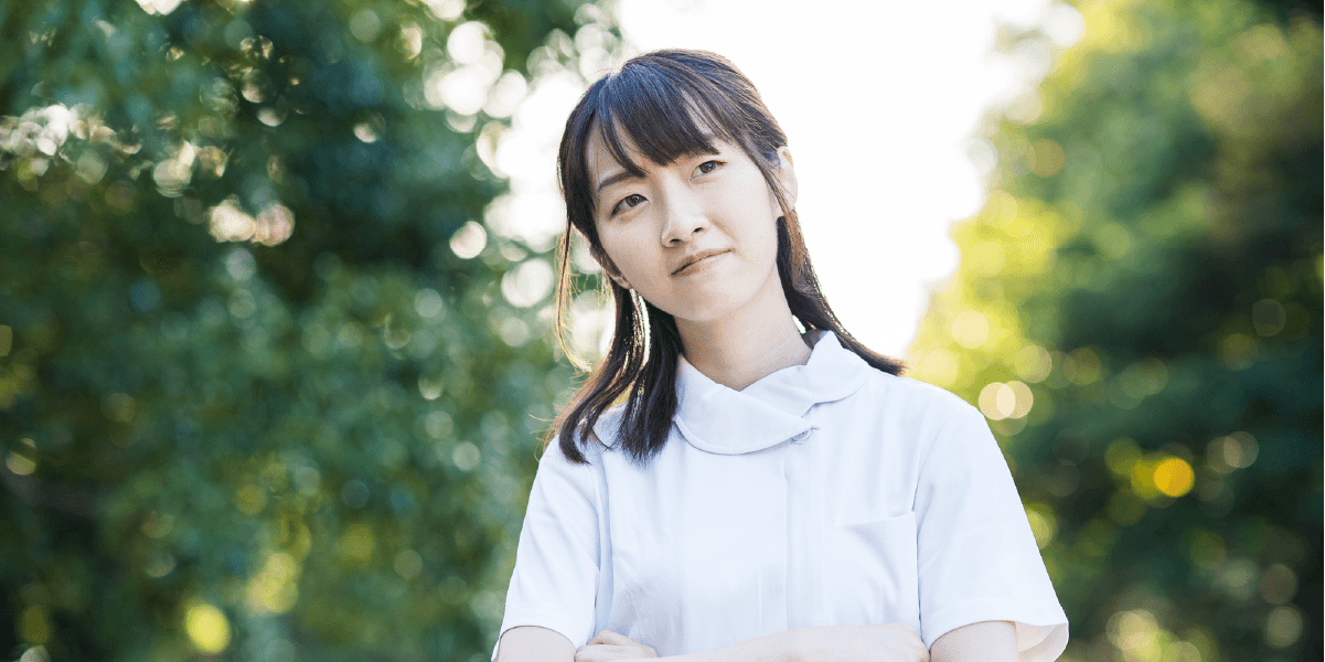腕を組む看護師の女性