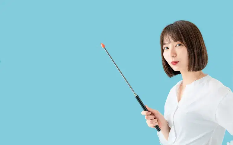 指し棒を持った白い服の女性