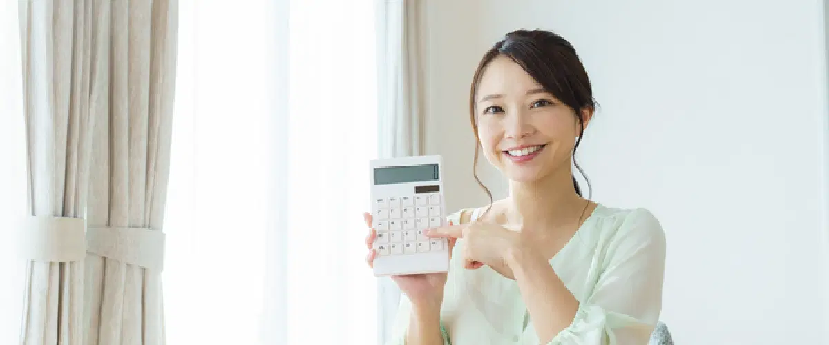 計算機を持って笑顔の女性