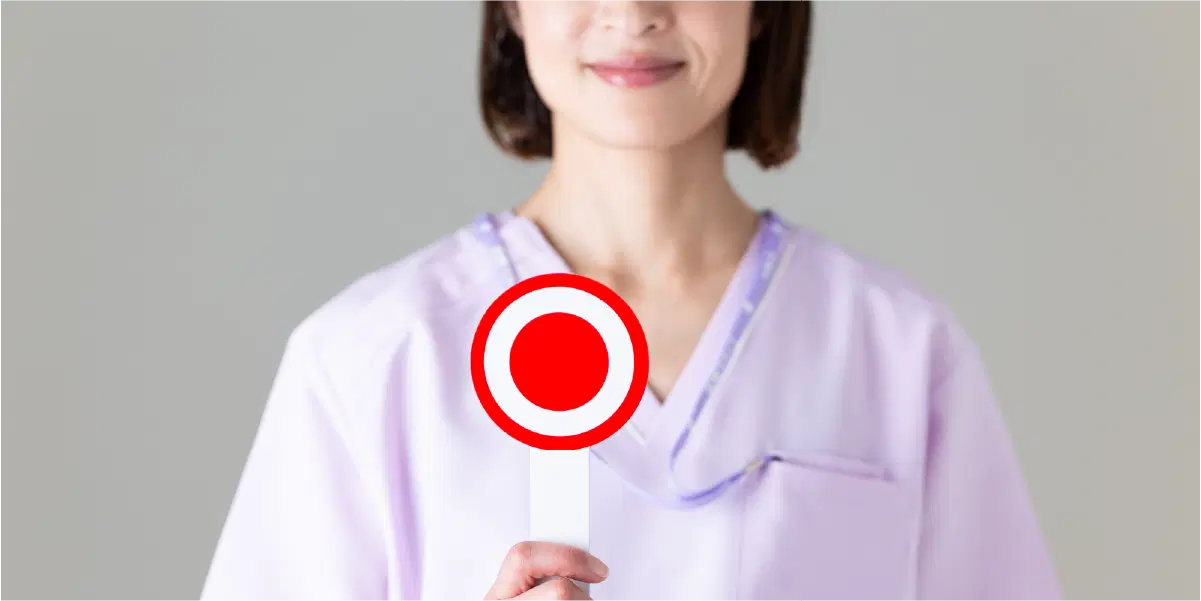 赤い丸〇を持った女性