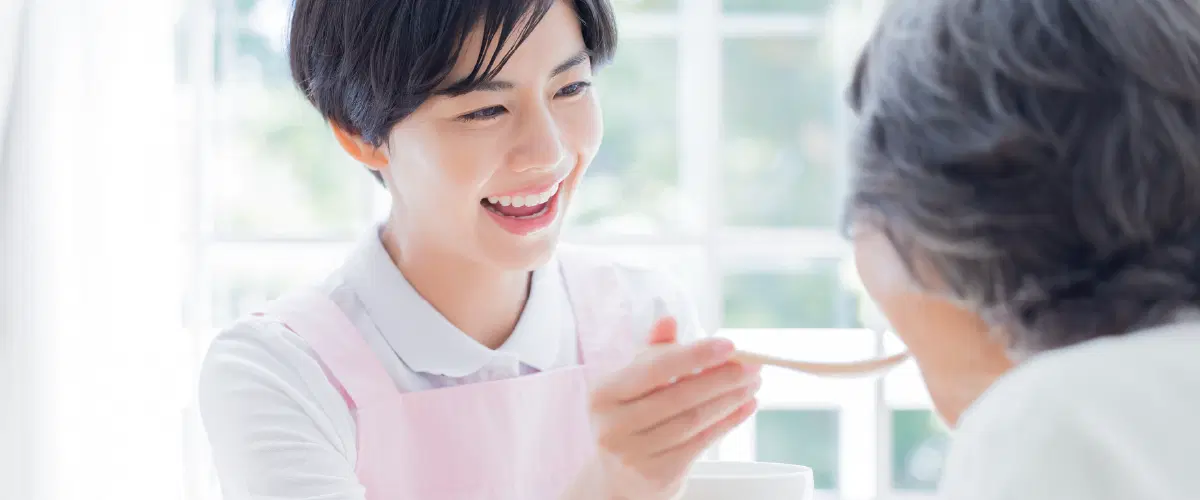食事の介助を行う女性職員