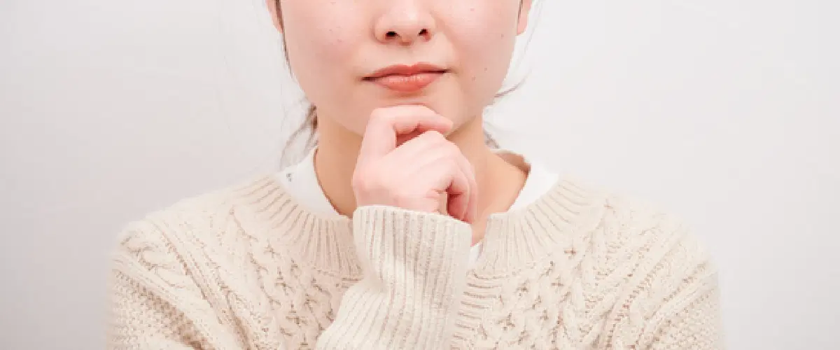 悩んでいる様子の女性