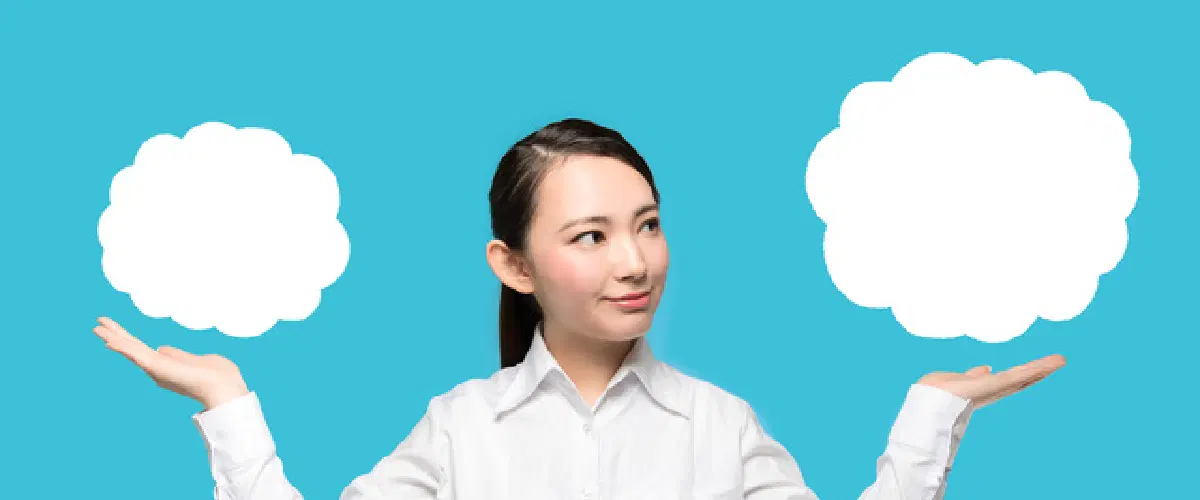 両手で白い雲を浮かべ悩んでる様子の女性