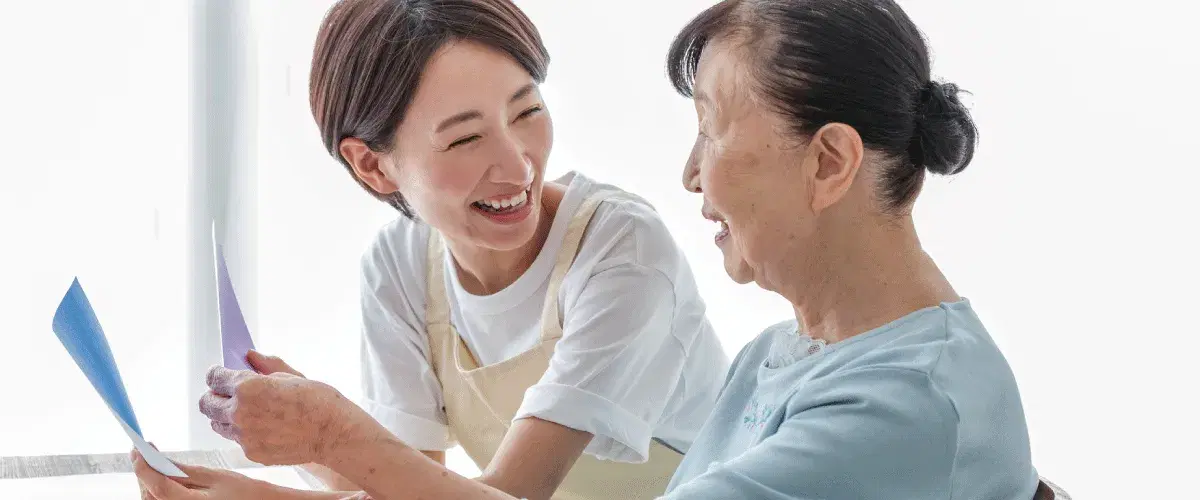 高齢女性に笑顔を向ける職員