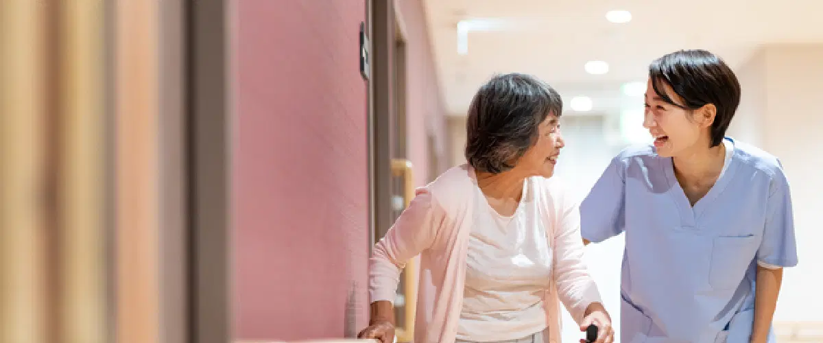 歩行介助を行う職員女性