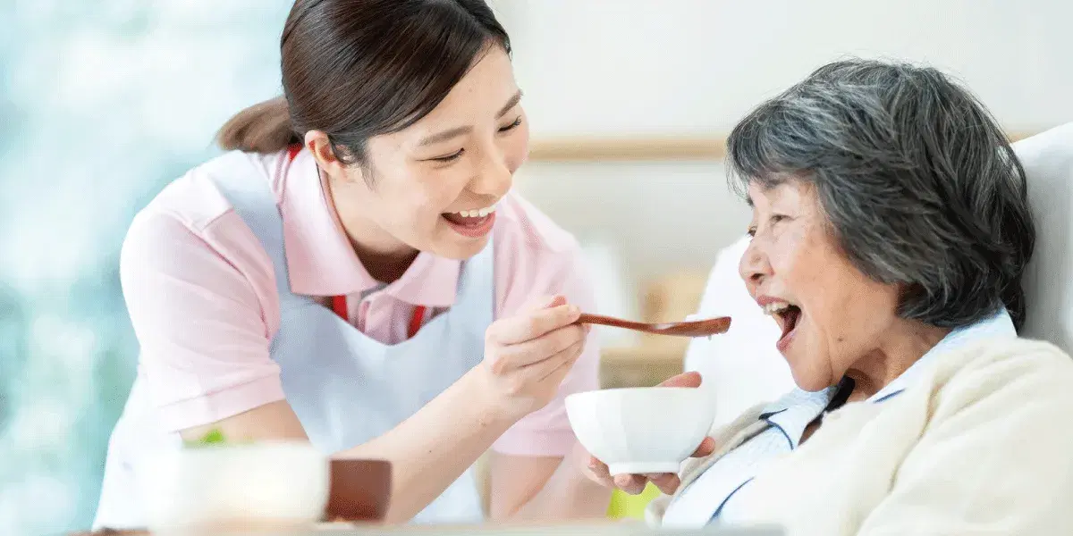 食事の介助を行う職員