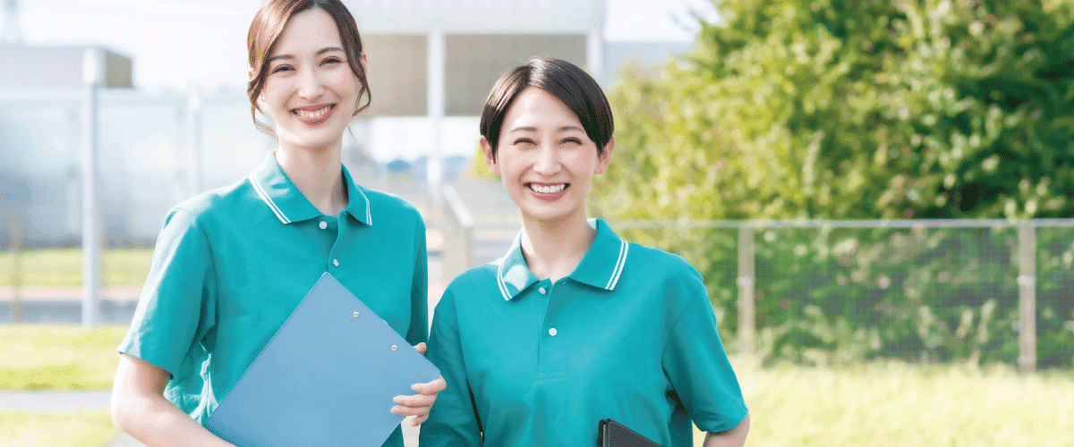 笑顔を向ける職員女性たち