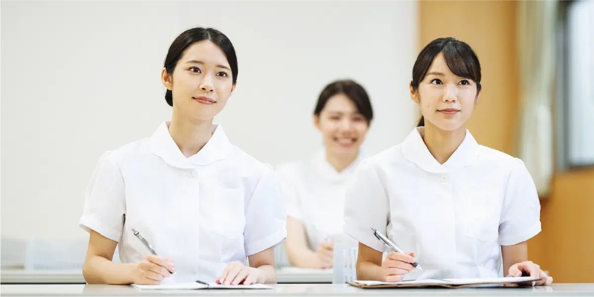 白い服を着ている女性三人組
