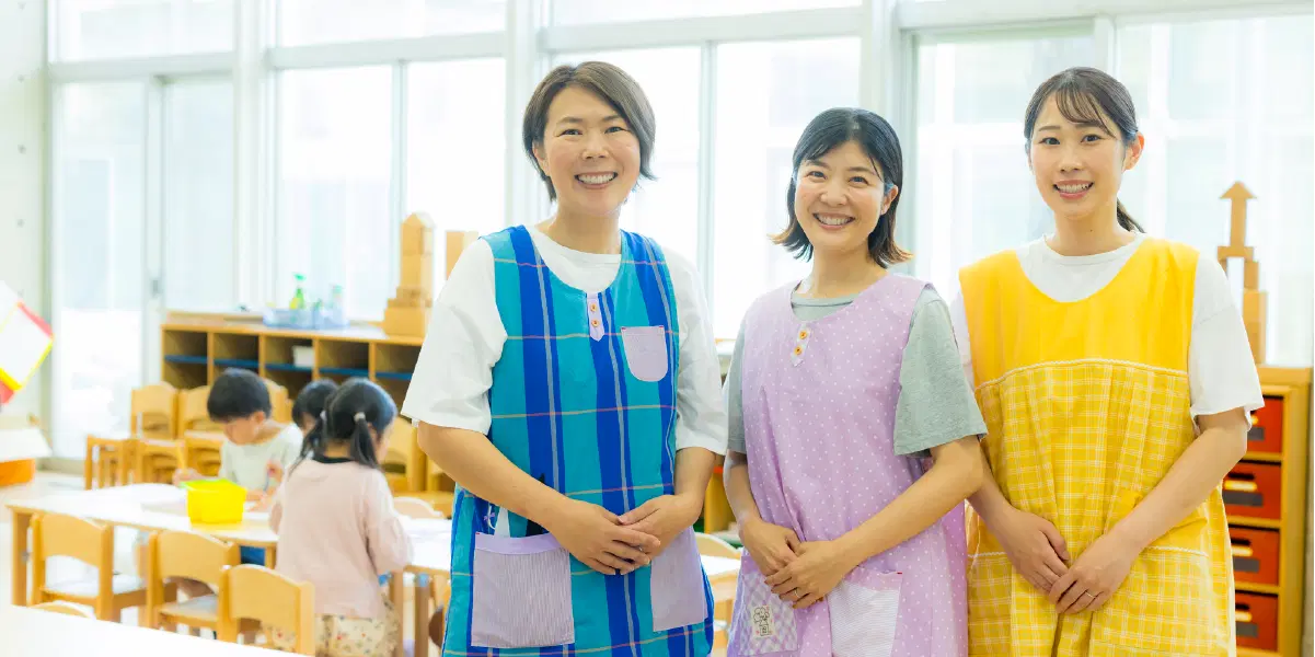 笑顔を向ける児童指導員の女性たち