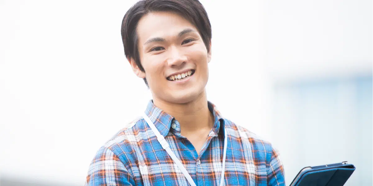 タブレットを持つ笑顔の男性