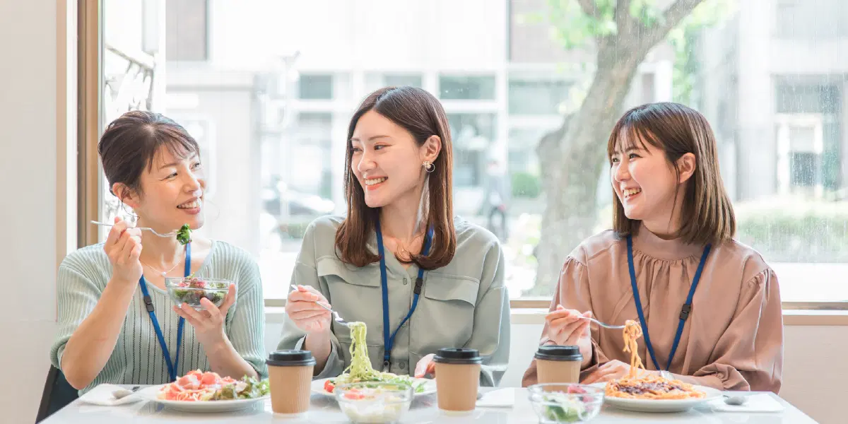 ランチをする女性たち